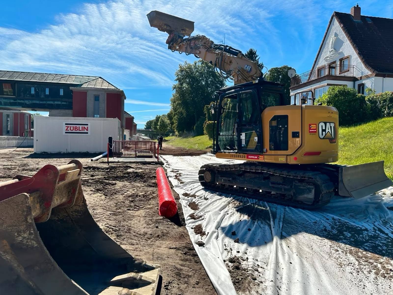 Kanalbau: verlegte Entwässerungsrohre auf einer Industriebaustelle