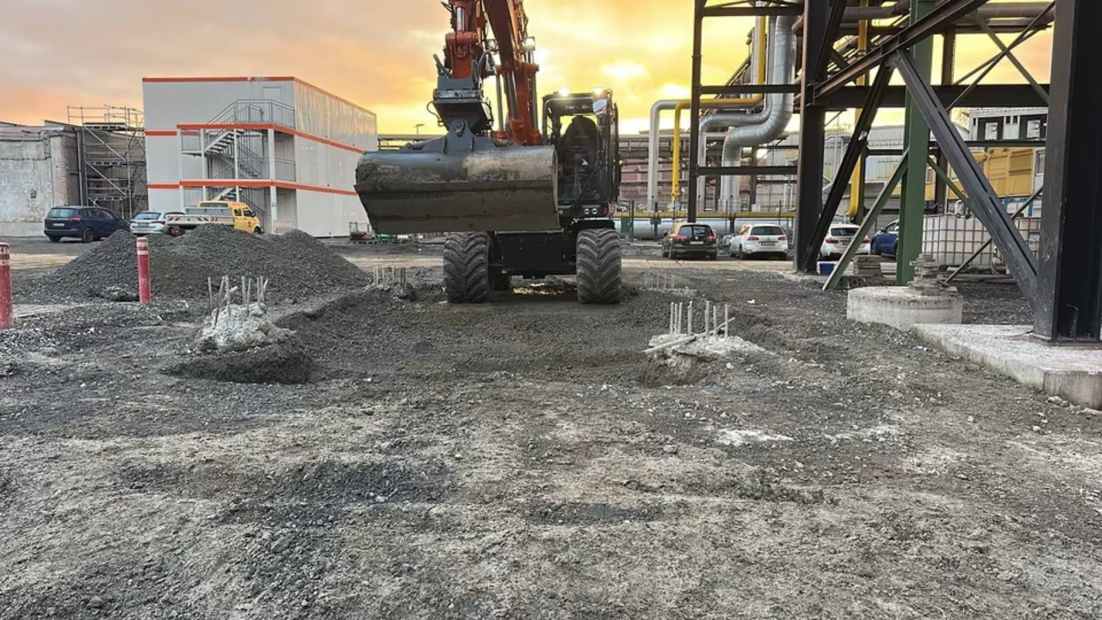 Bagger bei Fundamentaushub im Stahlwerk Salzgitter